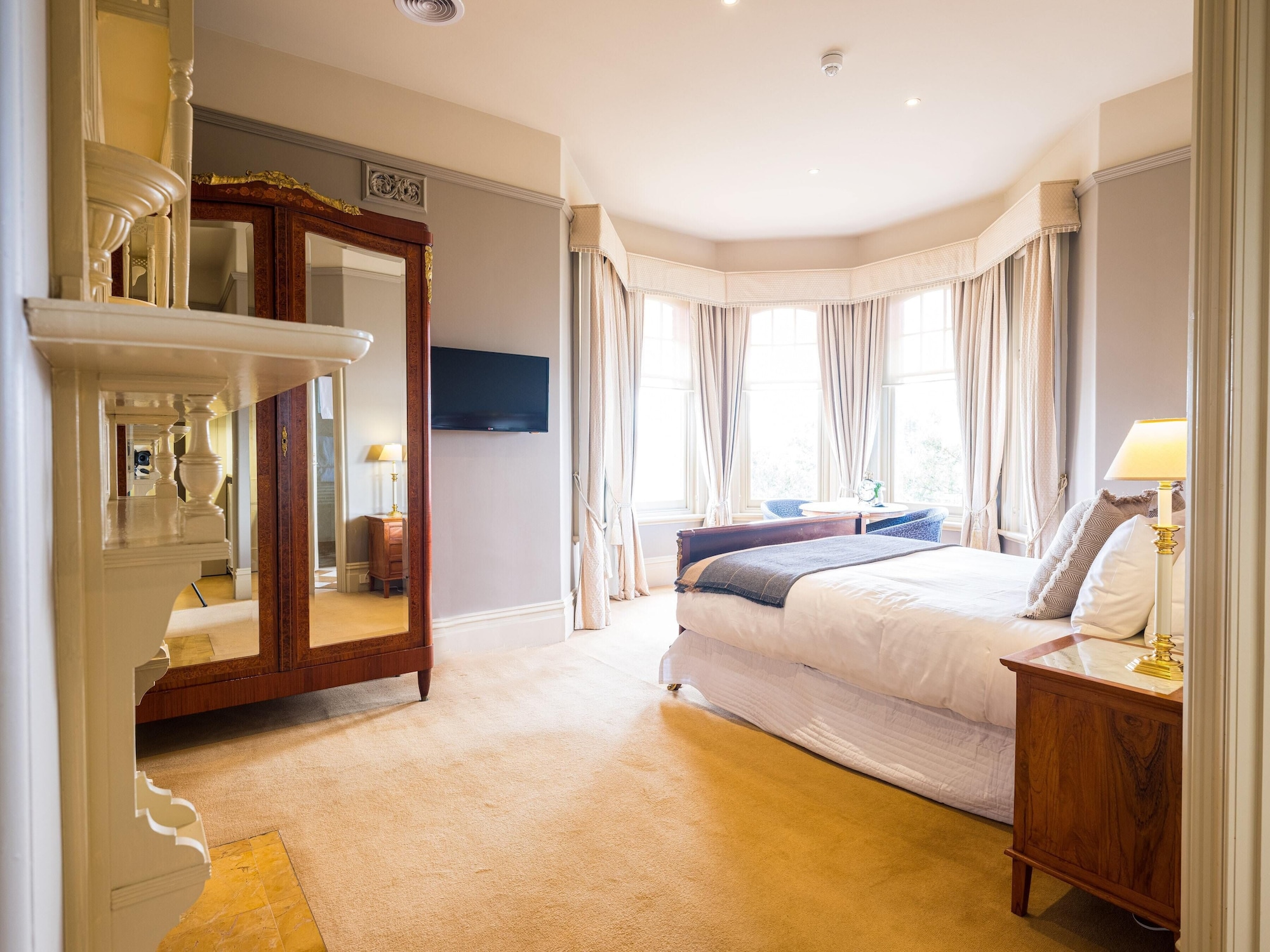 Queen Bed, Water View, Bathtub