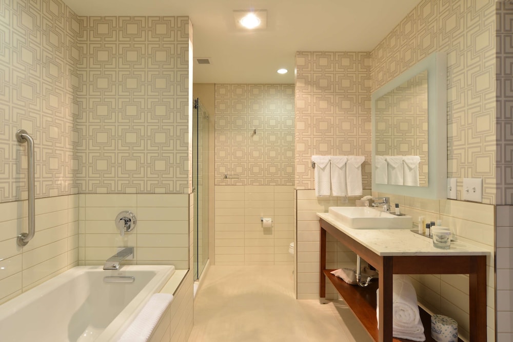 The Lismore Hotel Eau Claire A Doubletree By Hilton 12/56