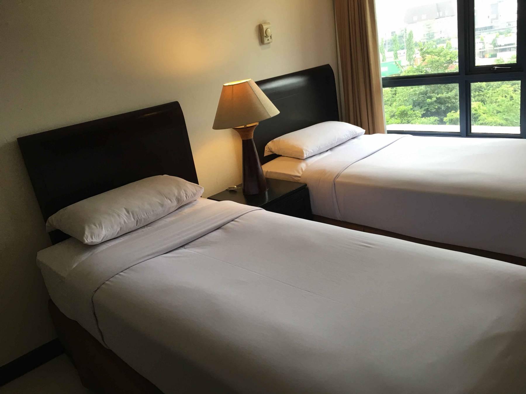 غرفة ديلوكس عائلية بسرير مزدوج وسريرين منفصلين بغرفتي نوم، Grand Tropic Suites Jakarta 2/2