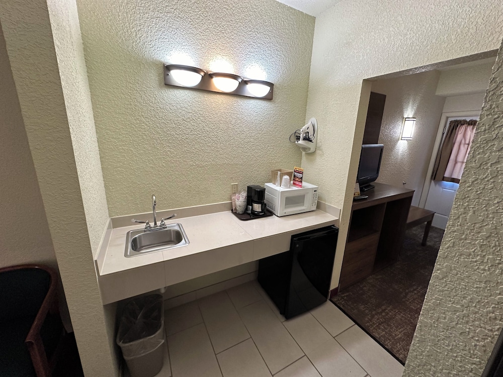 Mackinaw Beach & Bay Inn & Suites 51/51