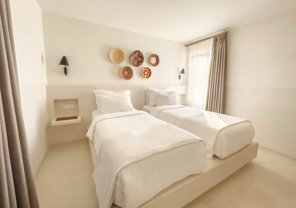 Pilos Suites 9/50