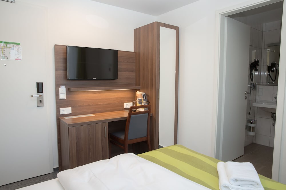ROOM, TWIN BEDS