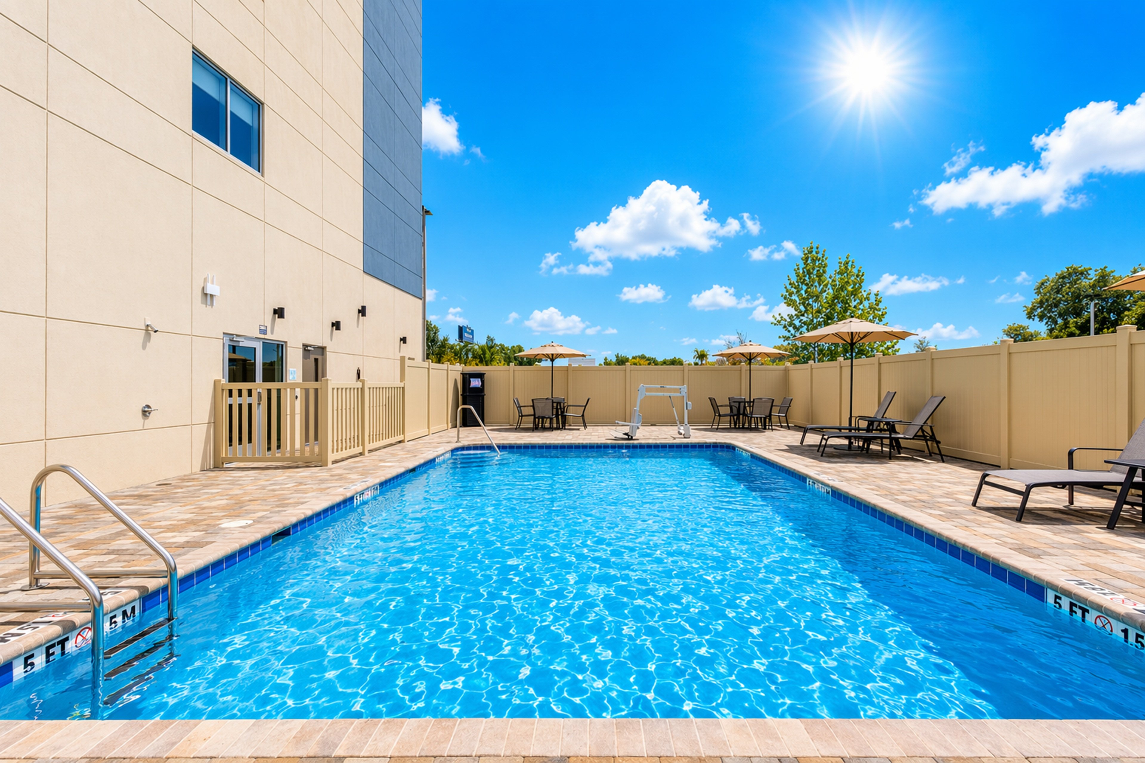 Holiday Inn Express & Suites Tampa Stadium Airport Area 18/36
