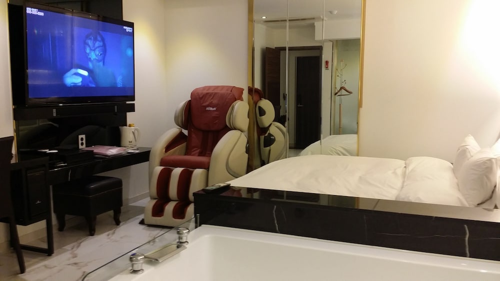 Hotel Buti 35/43