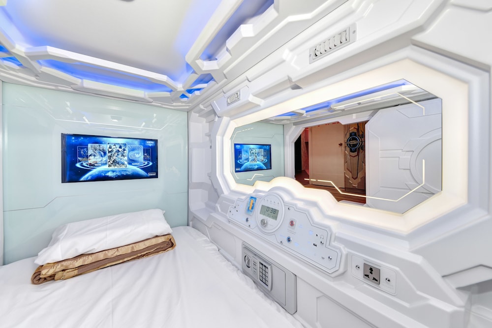 Space Q Capsule Hotel 6/32
