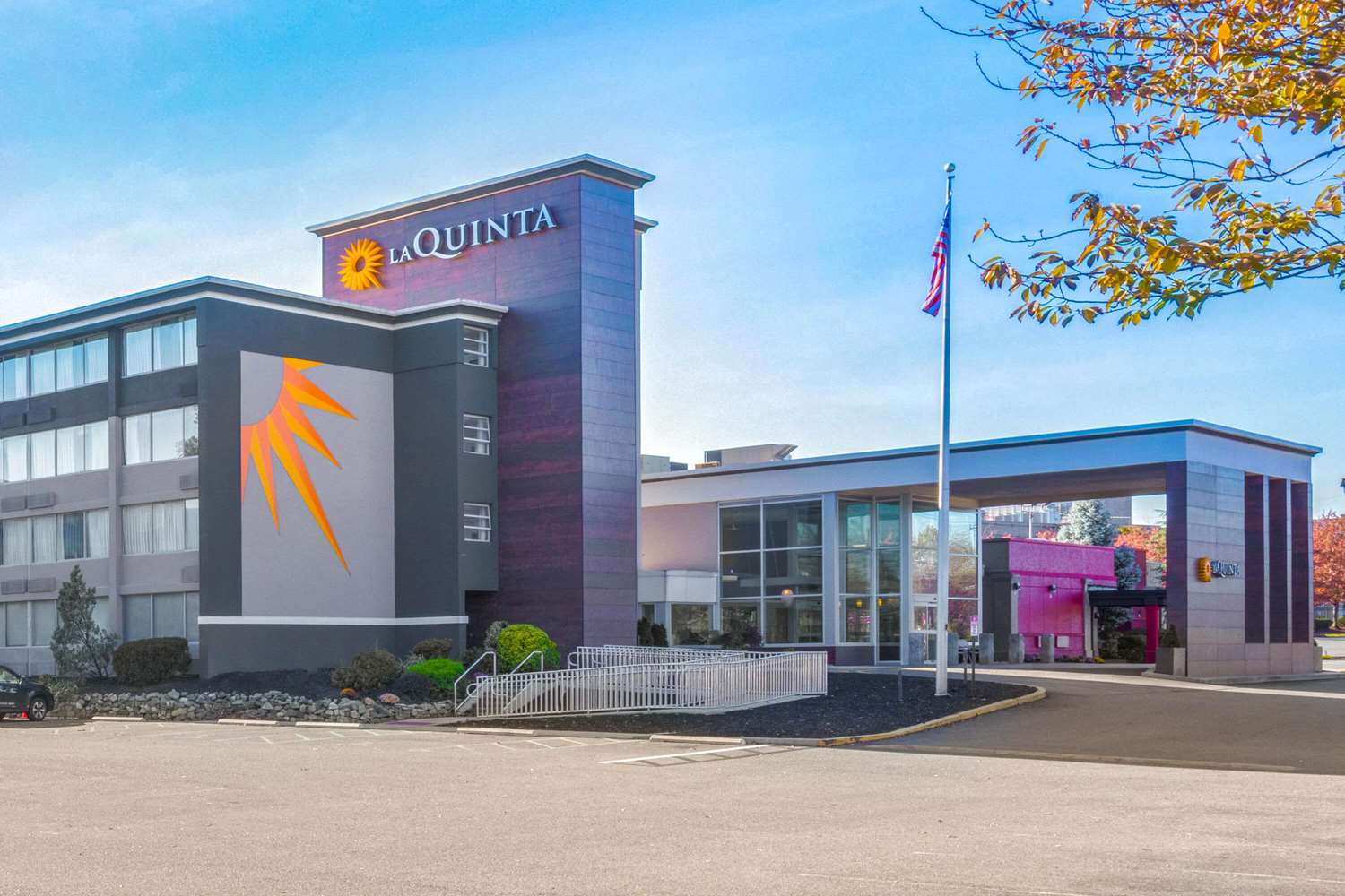 La Quinta Inn & Suites by Wyndham Clifton/Rutherford 45/50