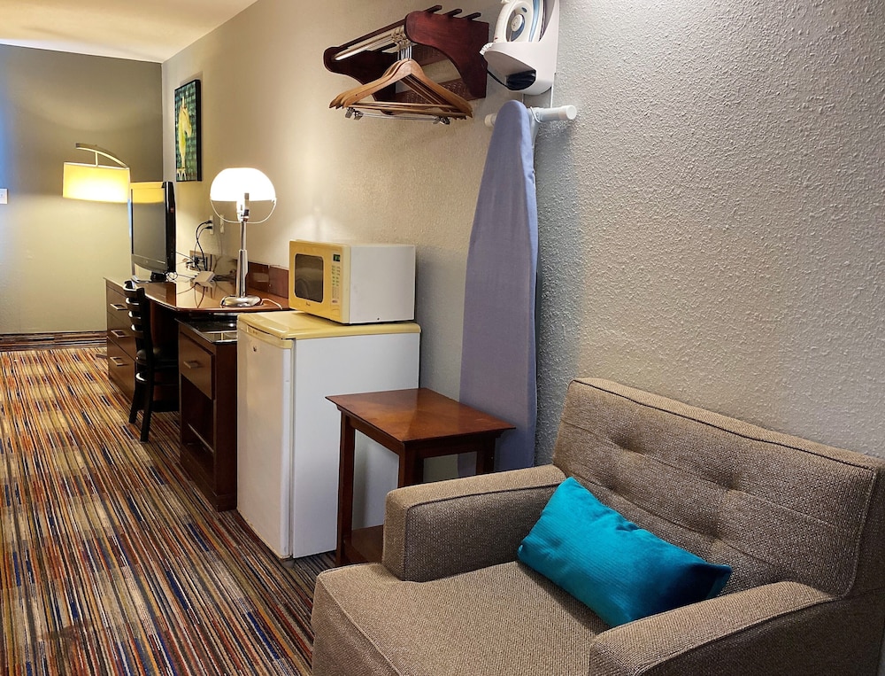 Travelodge By Wyndham Bloomington 40/62