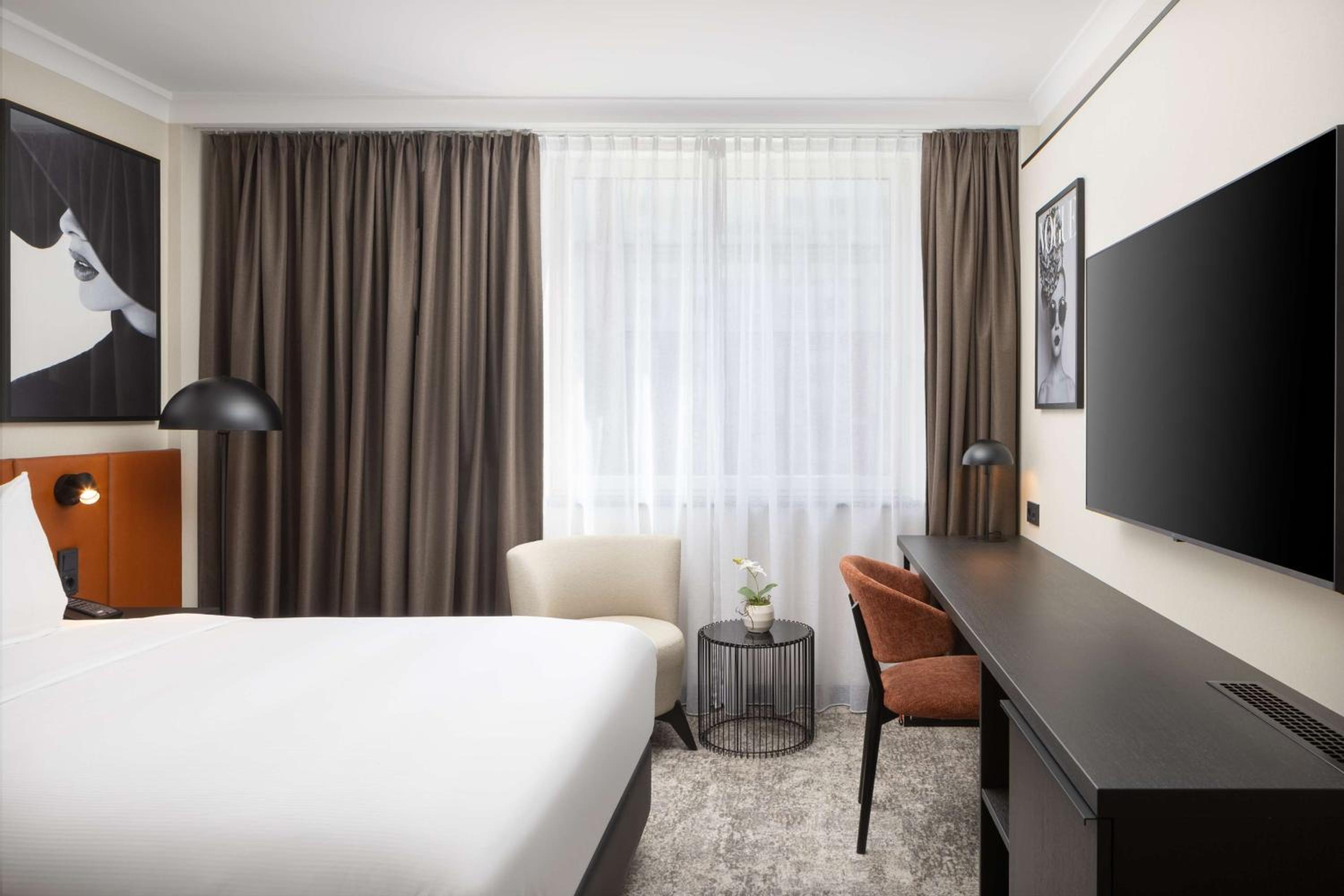 غرفة بسرير كينج وسرير كوين، Hilton Duesseldorf 3/9