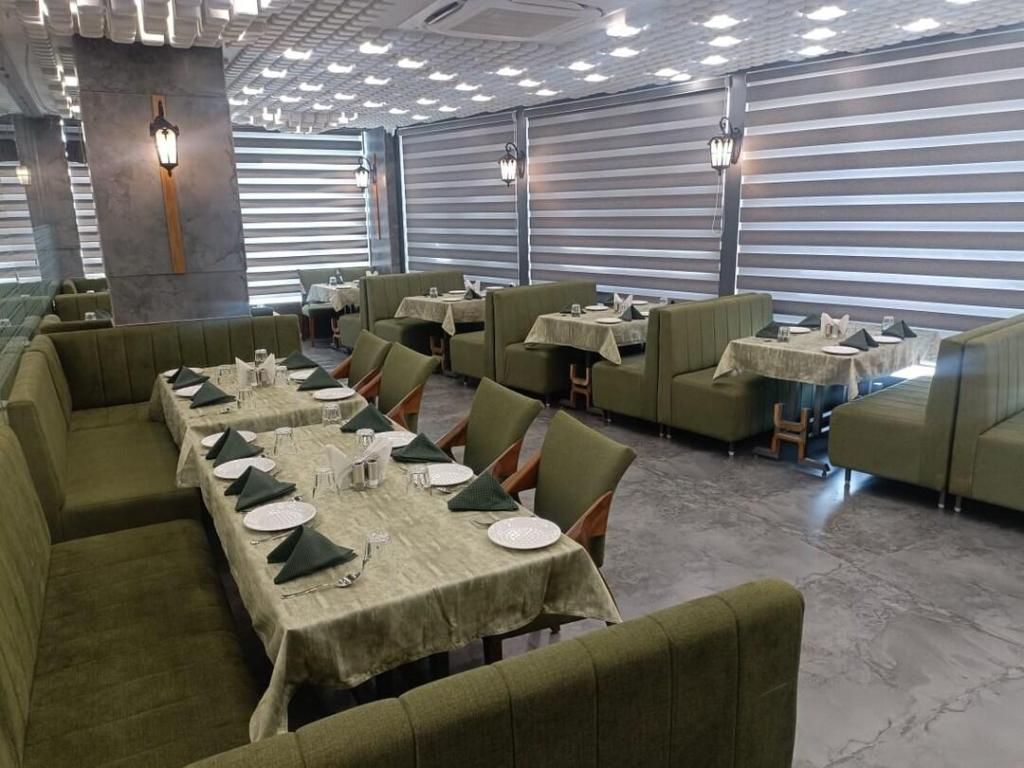 Hotel Sweet Time Restaurant Banquet and Rooms 26/27