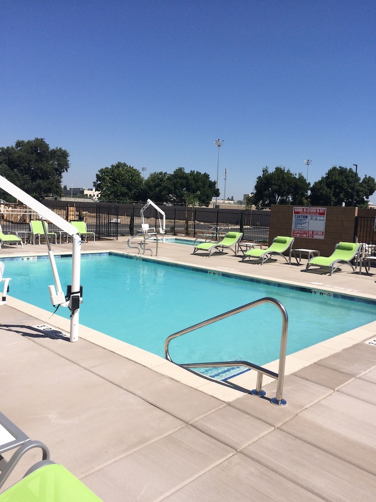 HOLIDAY INN EXPRESS VISALIA 12/28
