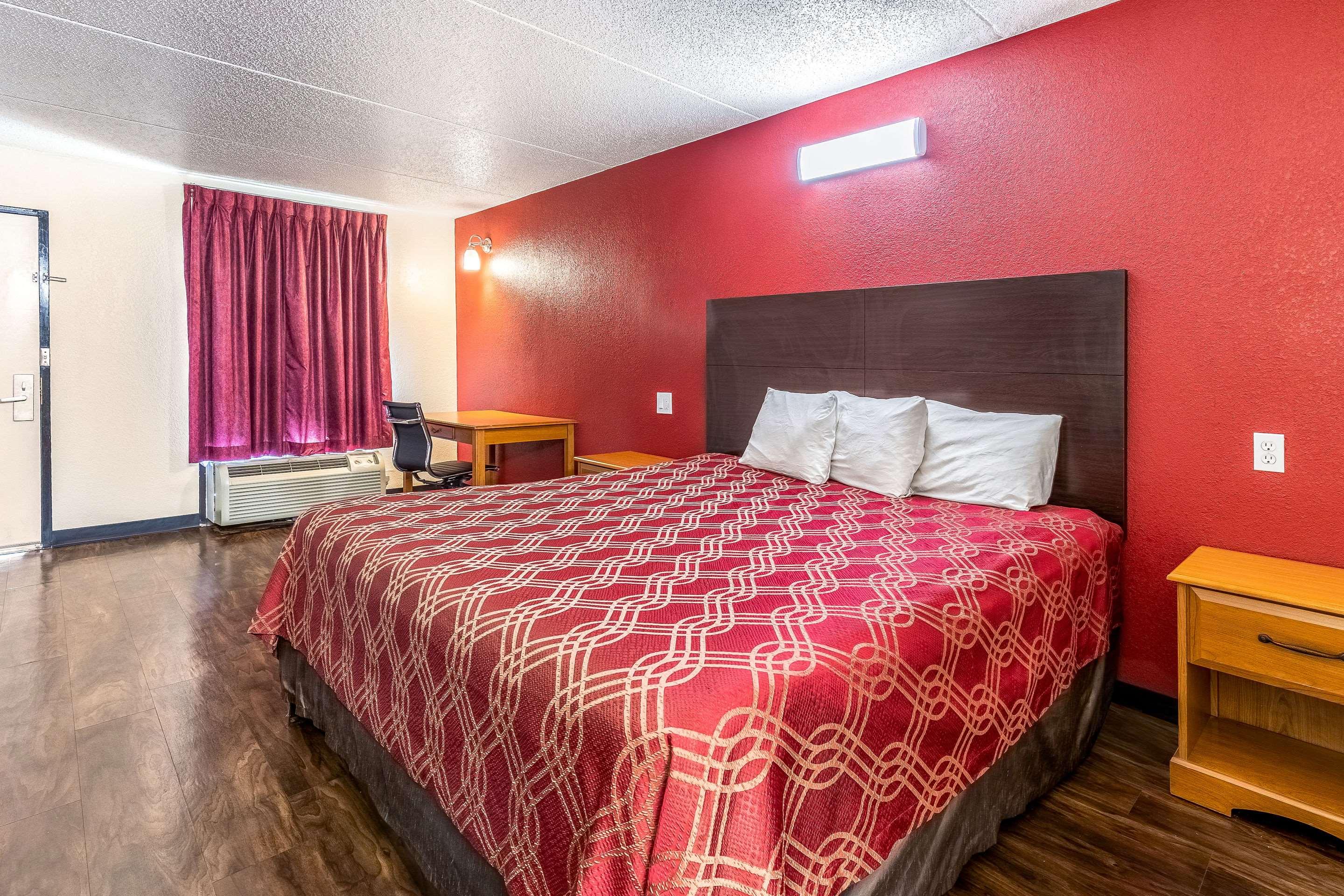 ROOM, KING BED, SMOKING