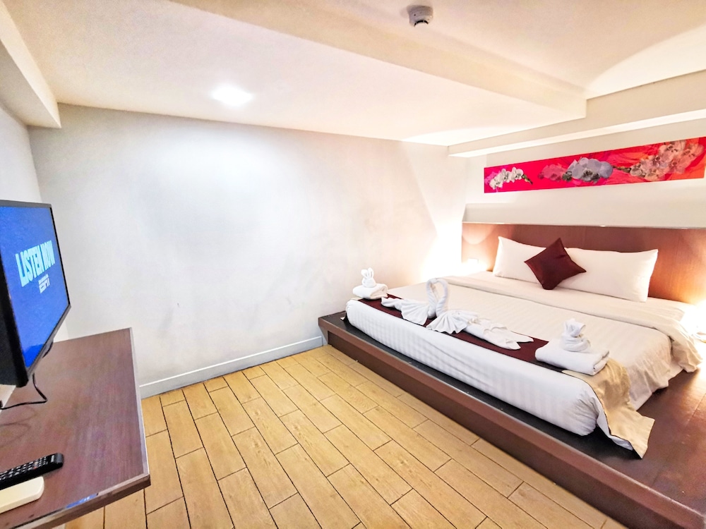 Deluxe, Suite, King Bed, Sofa, Pool Access