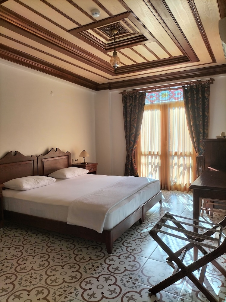 SUPERIOR, DOUBLE OR TWIN BED