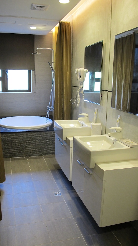 823-Tourist Hotel 63/64