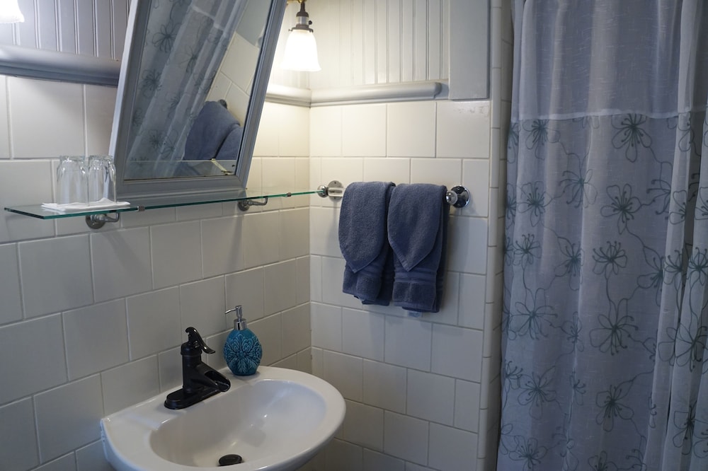 Manoa Valley Inn 55/60