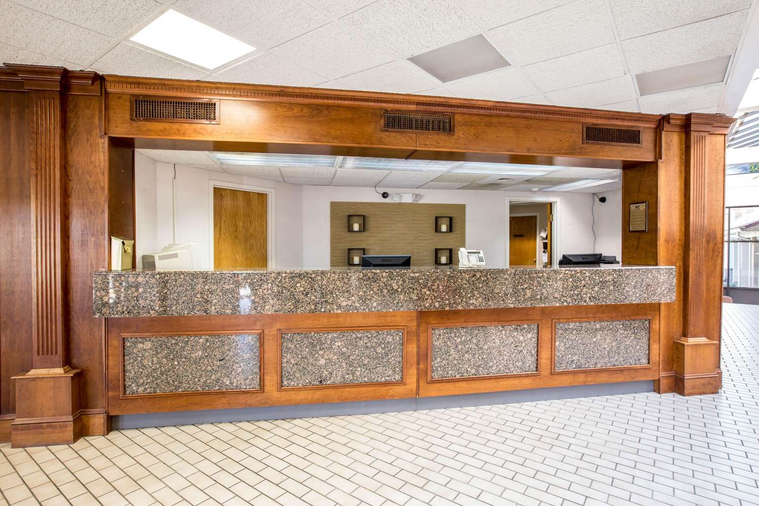 Econo Lodge 4/16