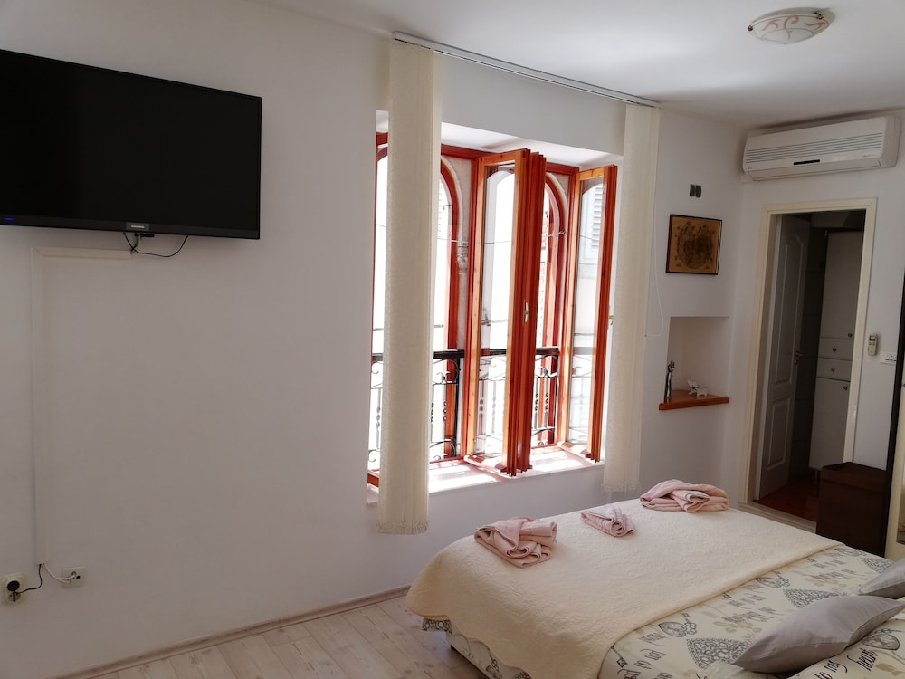 M & J Central Suites 11/50