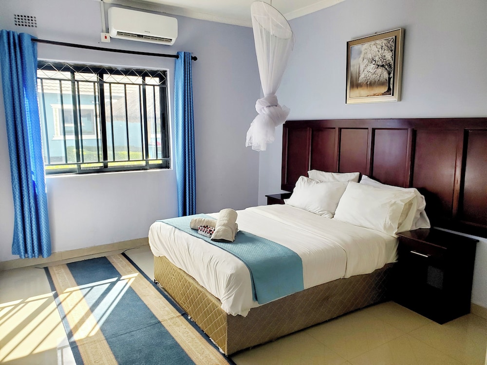 3 Bedrooms, Signature, House, Queen and Twin Beds, Pool Access، Exquisite Modern Apartment In Lusaka 3/10