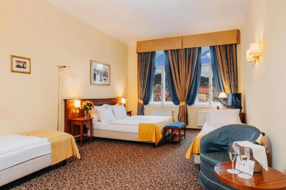 ROOM, QUADRUPLE
