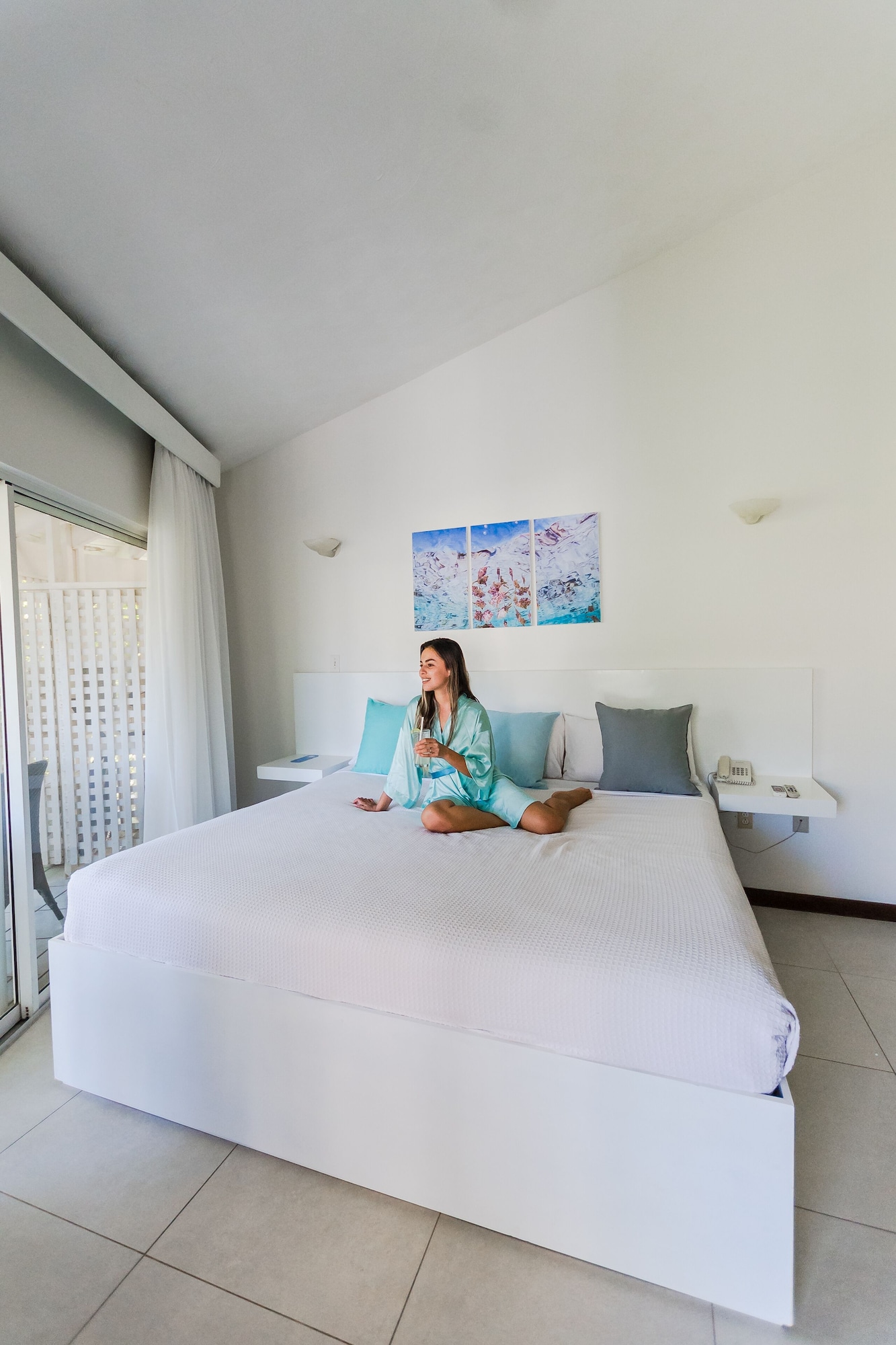 PARADISE, KING BED