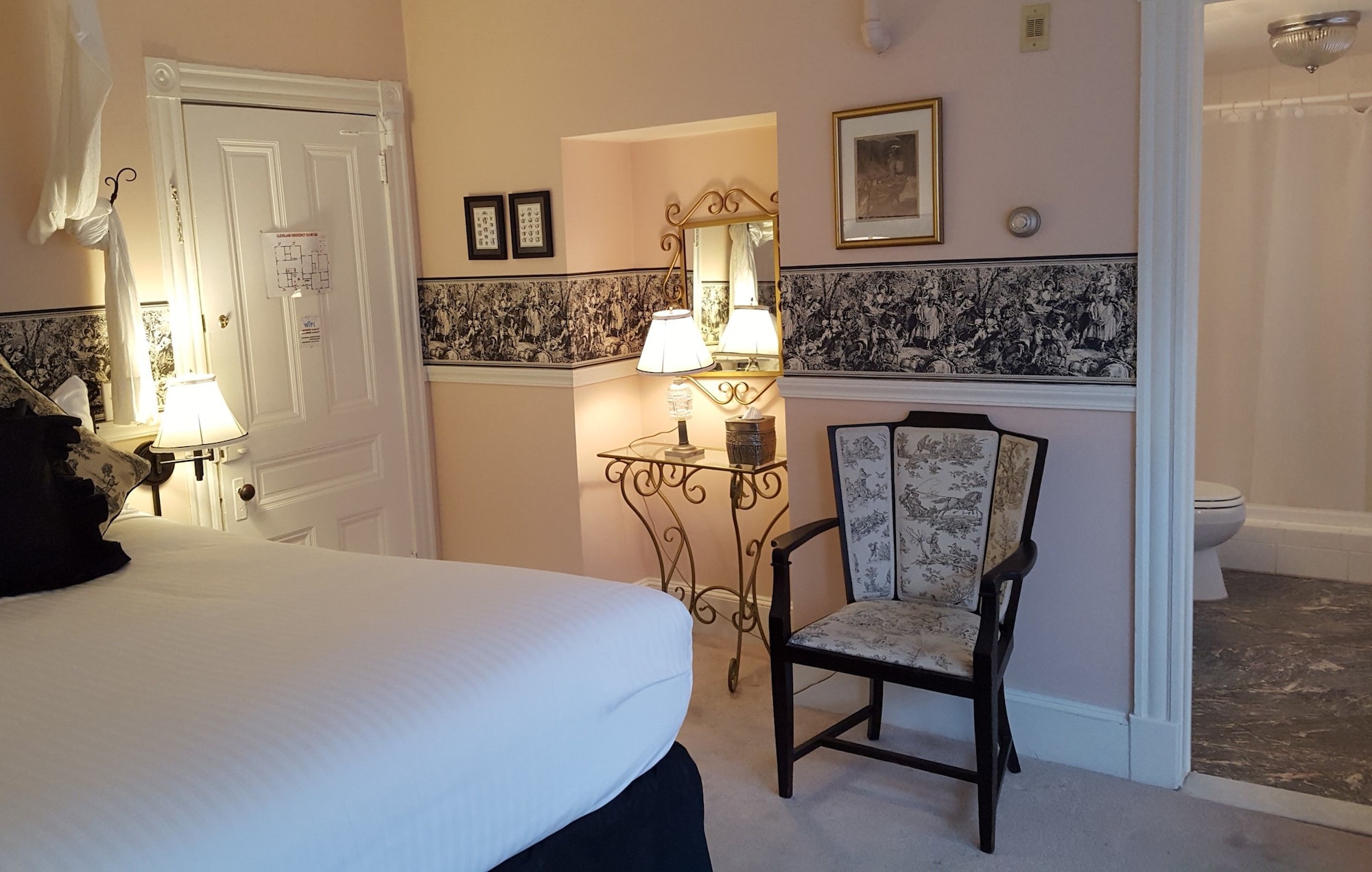 DELUXE, KING BED