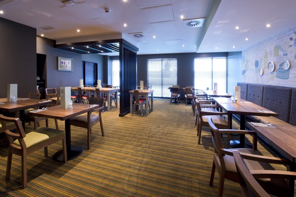 Premier Inn London Heathrow Airport Terminal 4 49/65