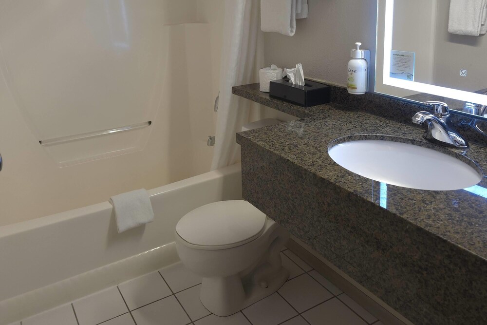Super 8 by Wyndham Swift Current 42/46