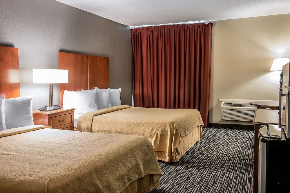 Quality Inn & Suites Livonia - Detroit 10/38