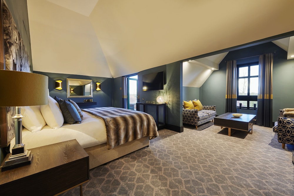 JUNIOR SUITE, KING BED, GARDEN VIEW