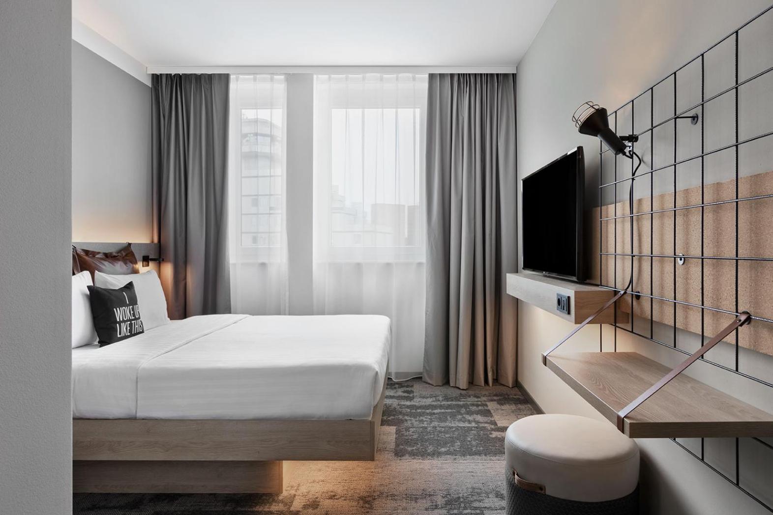 Moxy, Queen Bed
