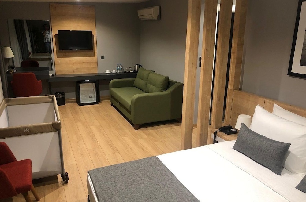 Uzer Otel 10/18