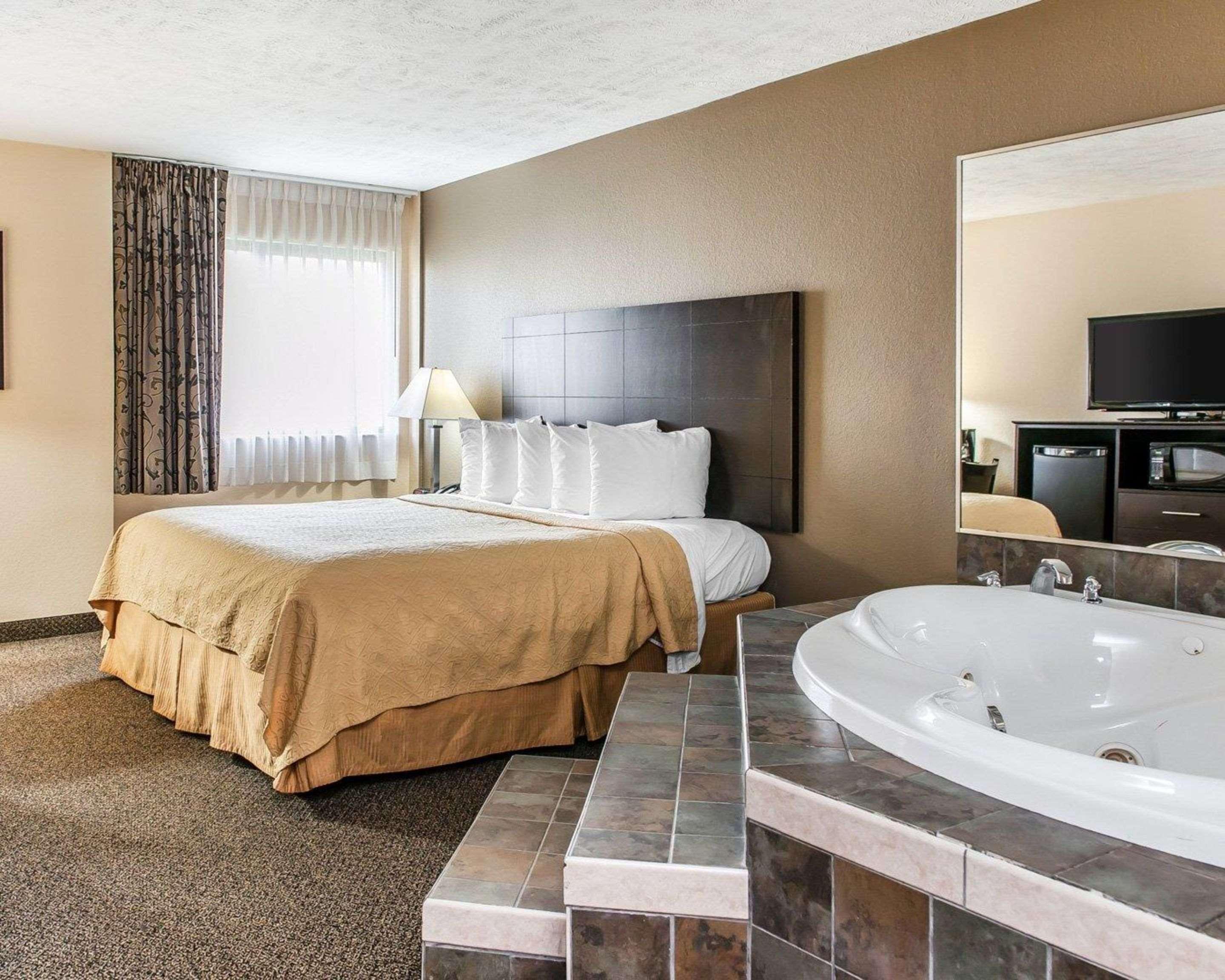 غرفة بسرير كينج، Quality Inn Suites Mattoon 3/4