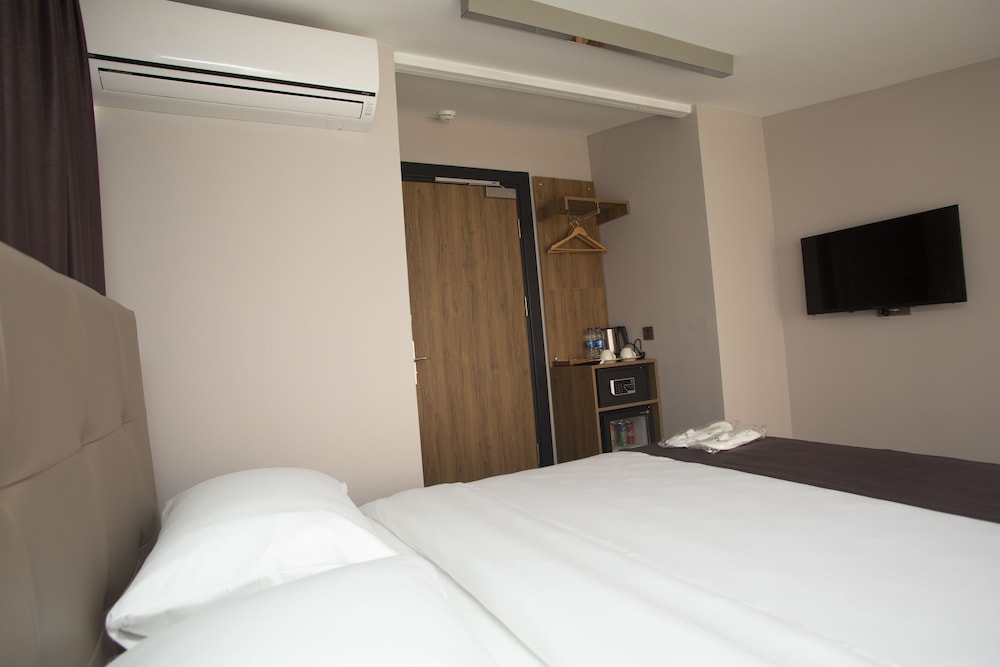 Jurnal Hotel 9/32