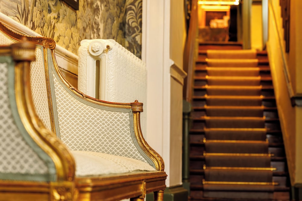 CLUB HOUSE HOTEL 40/54
