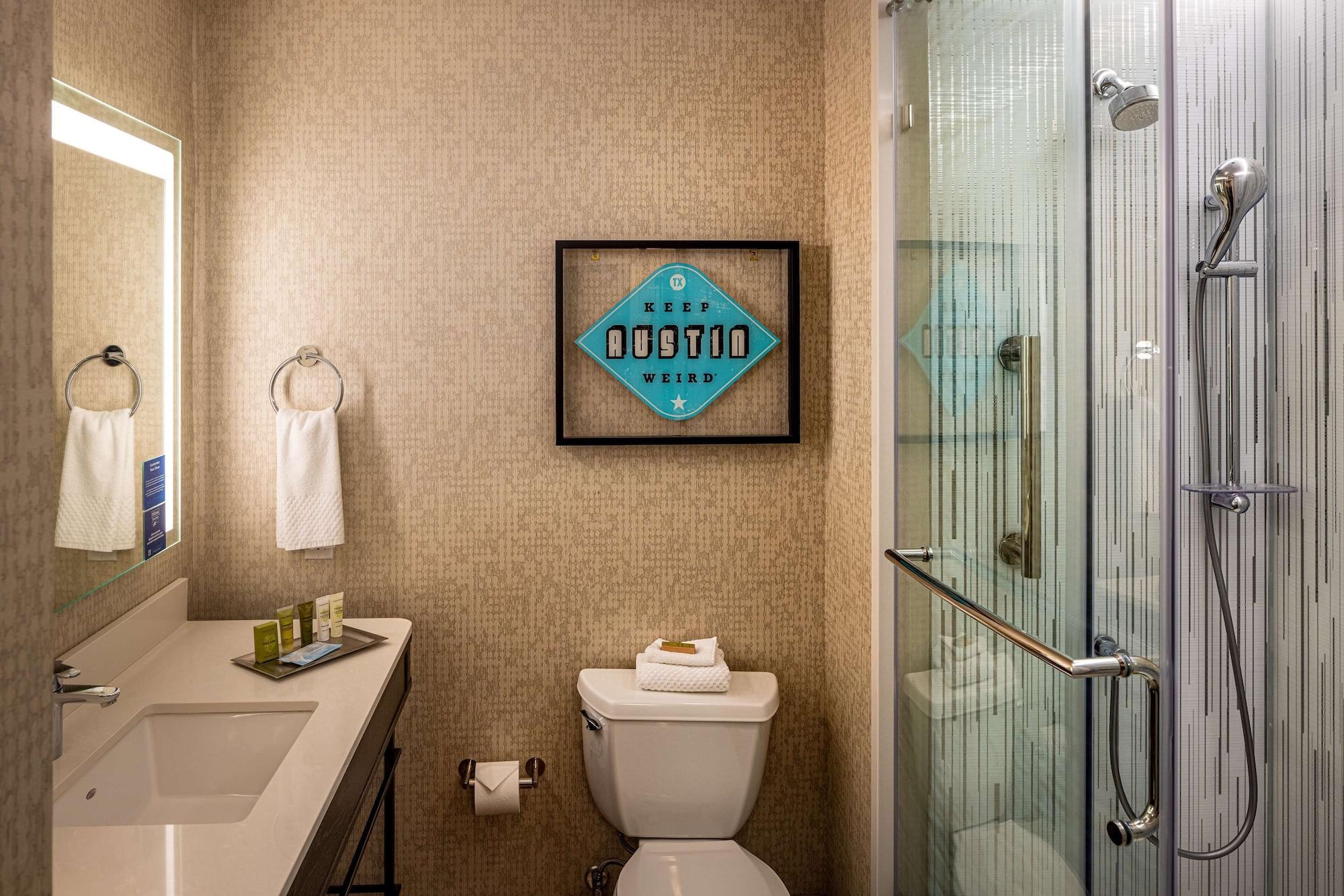 جناح لذوي الإعاقة، Hilton Austin Airport 6/6