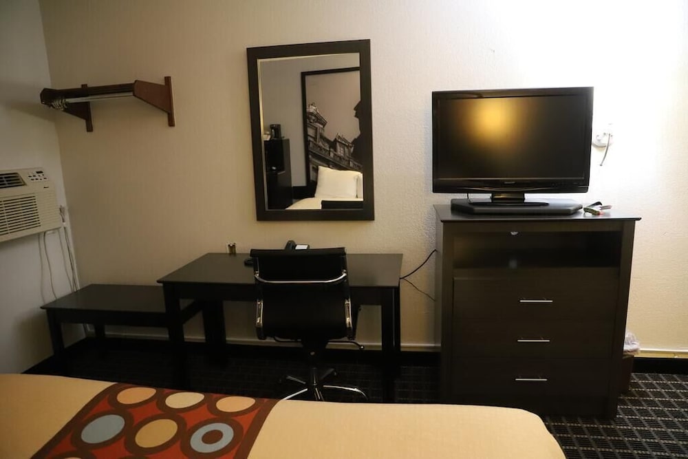 Super 8 by Wyndham Richmond Airport VA 18/19