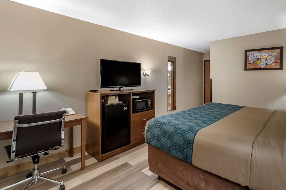 Econo Lodge Hays I-70 47/54