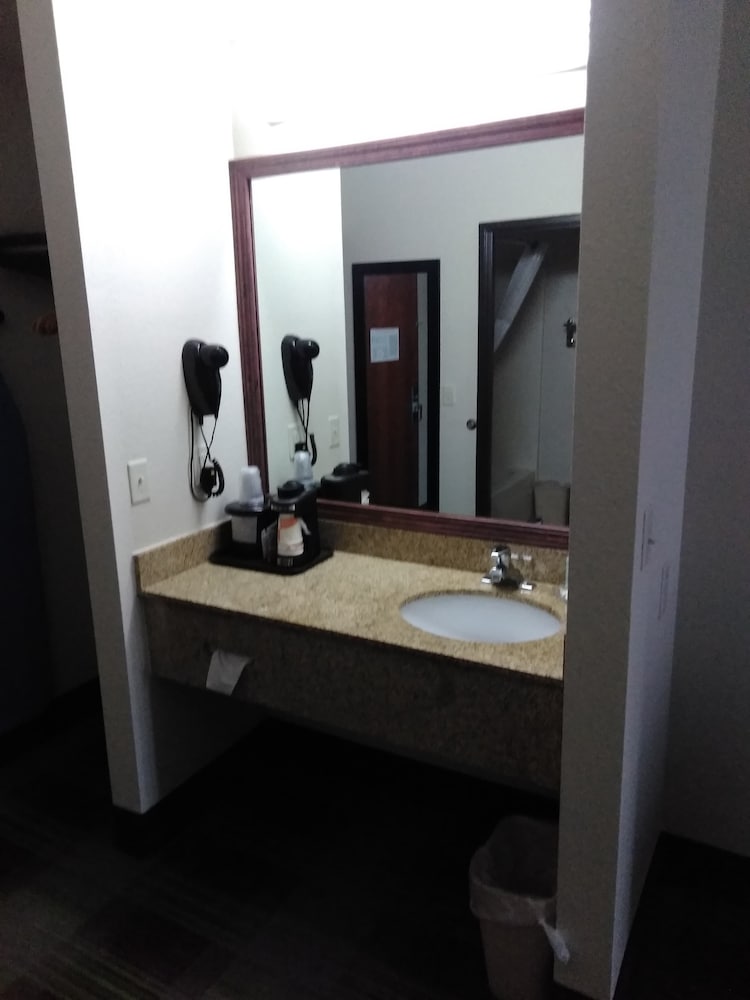 Quality Inn & Suites Mount Vernon 13/17