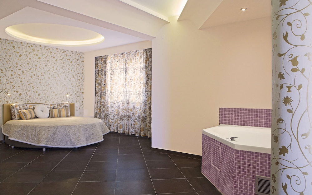 Alexandra Golden Family Innovation Resort 38/76