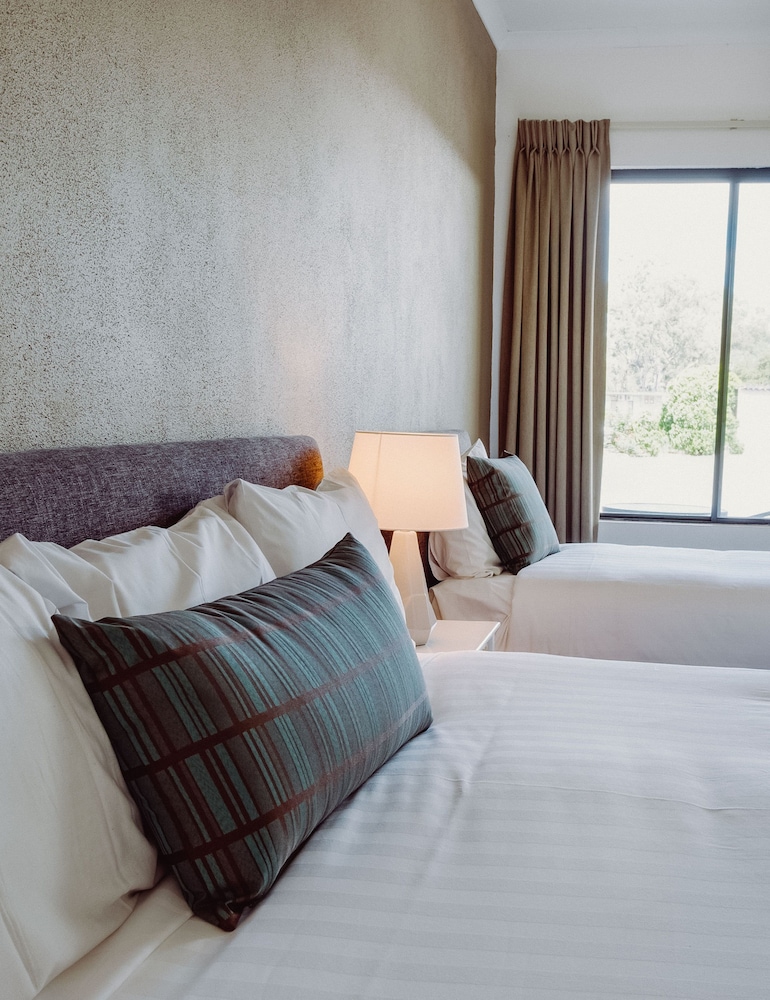 ARTESIAN SPA MOTEL 16/48