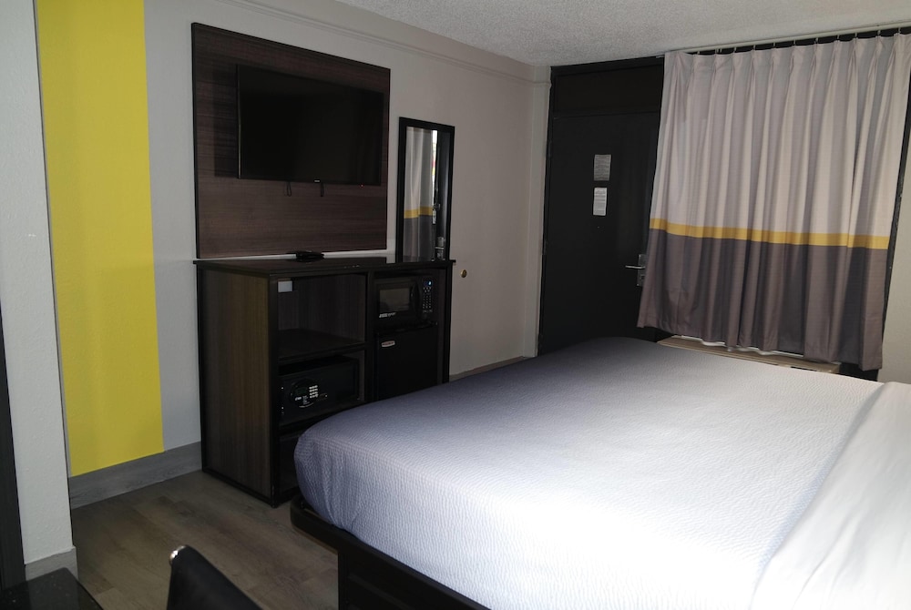 Super 8 by Wyndham Savannah 12/51
