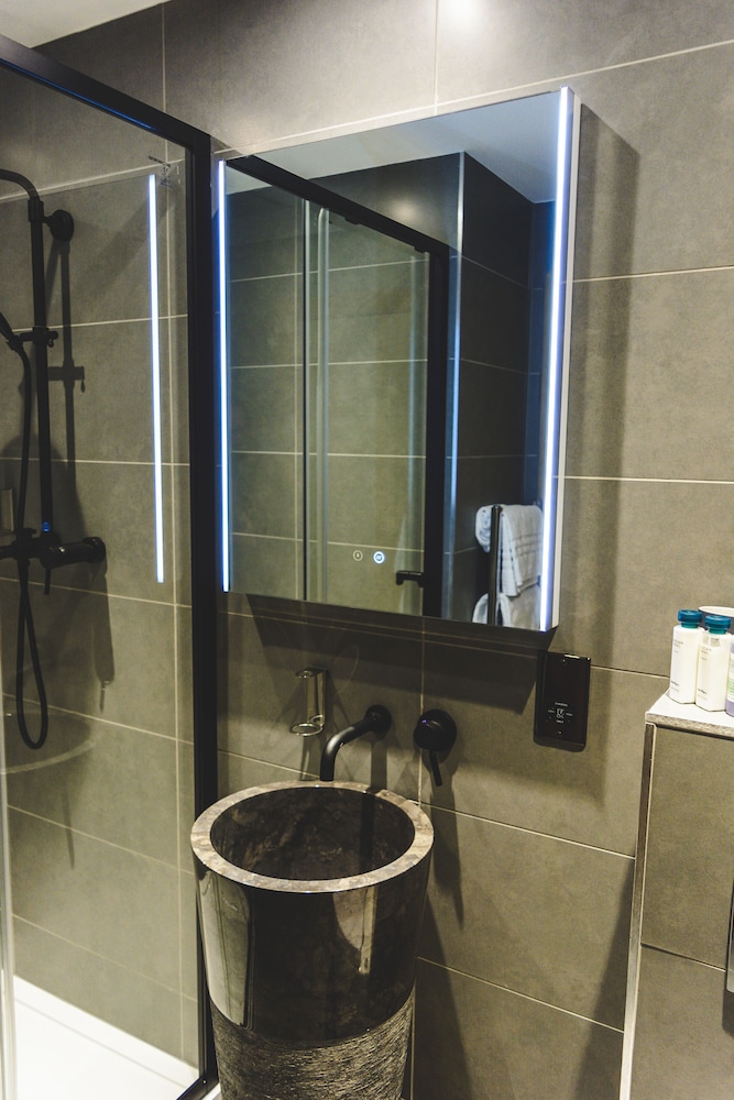 Mono Suites 27/30