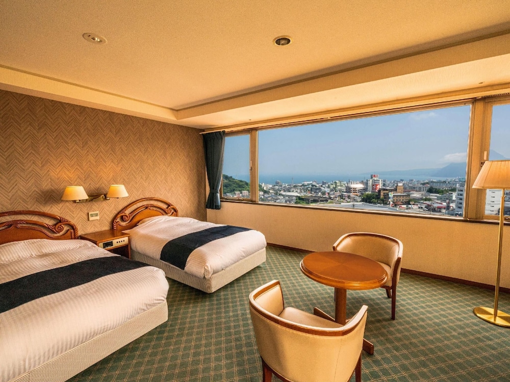 SUPERIOR, TWIN BEDS, OCEAN VIEW, BATHTUB