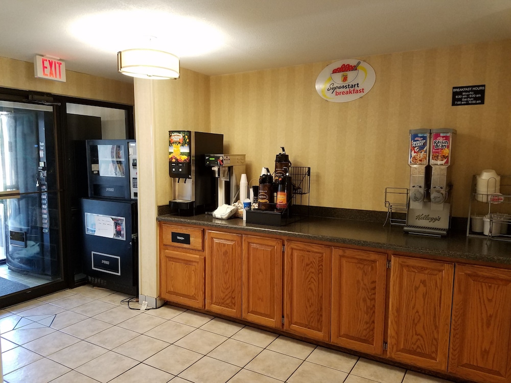 Super 8 By Wyndham Bentonville 6/59