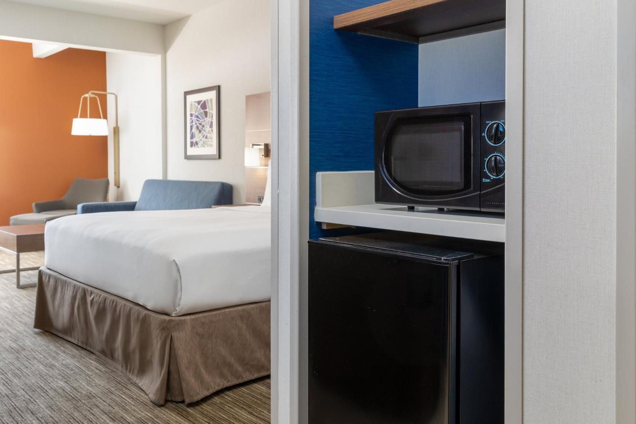 جناح بسرير كينج مع أريكة لذوي الإعاقة، Holiday Inn Express & Suites Las Vegas SW Spring Valley, an IHG Hotel 5/7