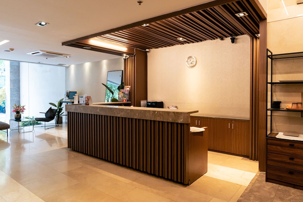 The Luxe Hotel 9/50