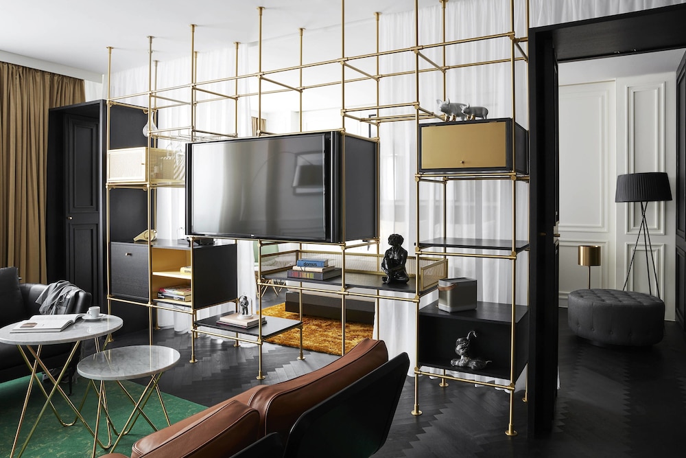 Roomers Munich, Autograph Collection 55/56