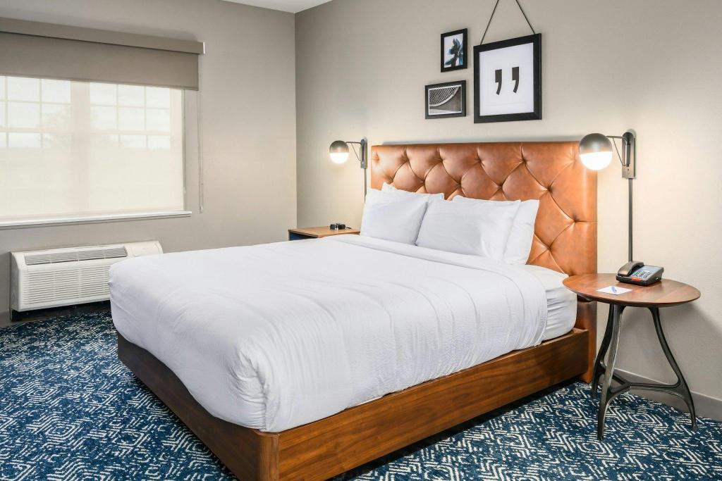Specialty, Studio, King Bed, Sofa, Bathtub