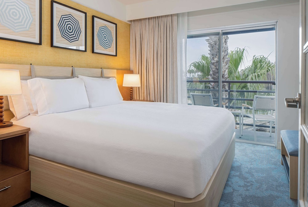 Suite, King Bed, Balcony, Hilton Garden Inn Dana Point Doheny Beach 2/3