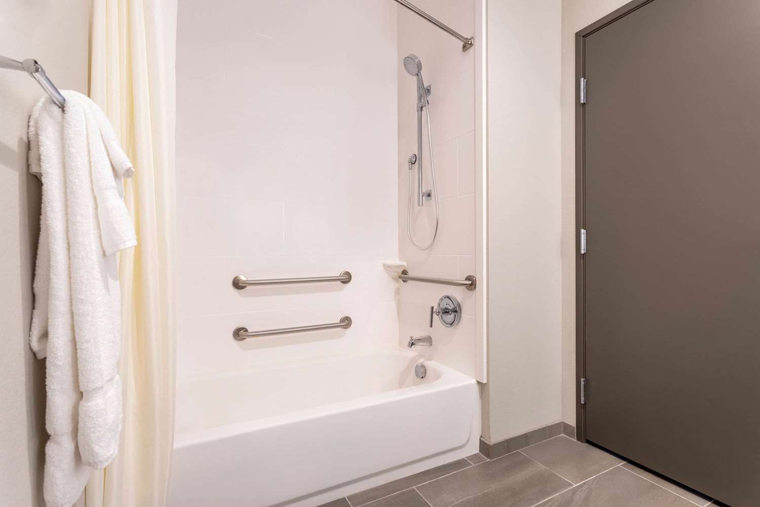 La Quinta Inn & Suites by Wyndham Bloomington 62/64